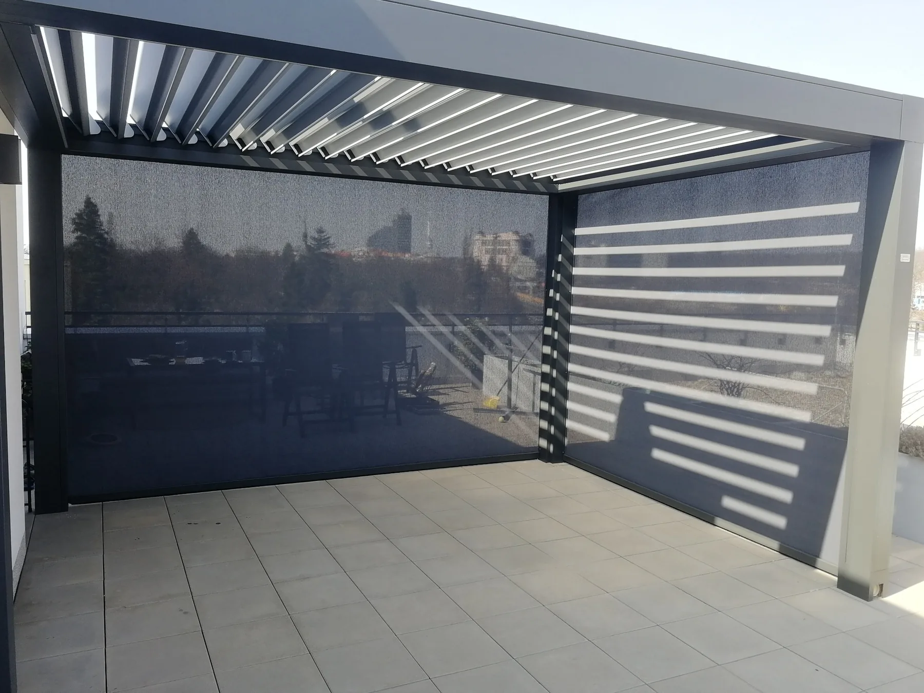 Pergola se screenovou roletou